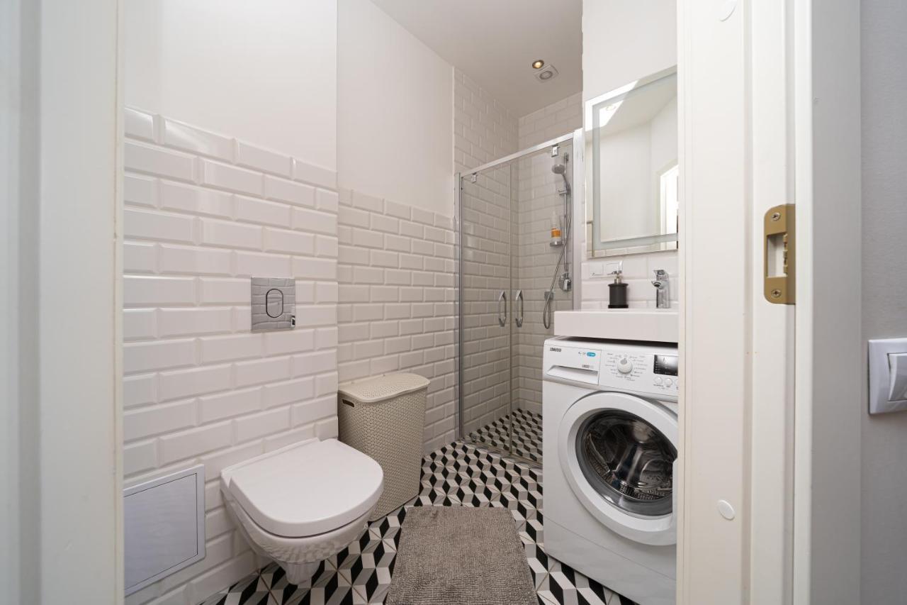 Stylish Studio Close To City Center, Cafes & Parks & Local Dining Riga Exterior photo